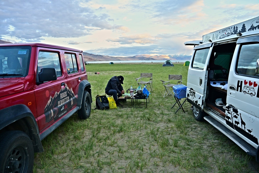 Camp kitchen between the Jimny and Pannu & Shubhu's van at Tso Moriri lake